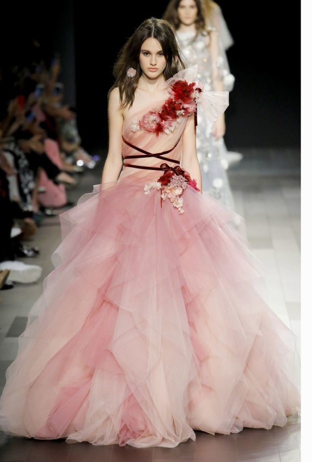 فستان من ماركيزا من الدانتيل الزهري