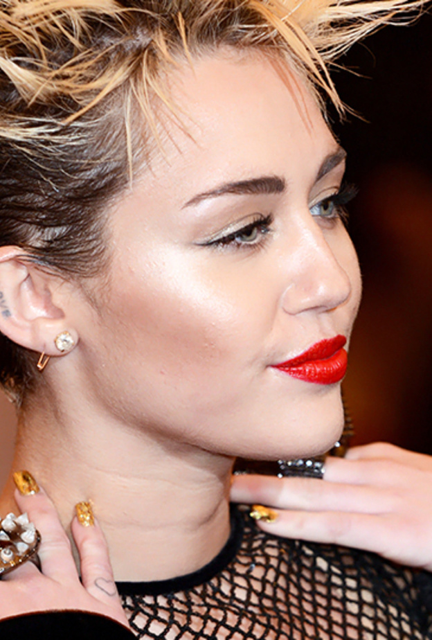 من أجمل إطلالات مايلي سايروس بالشعر القصير