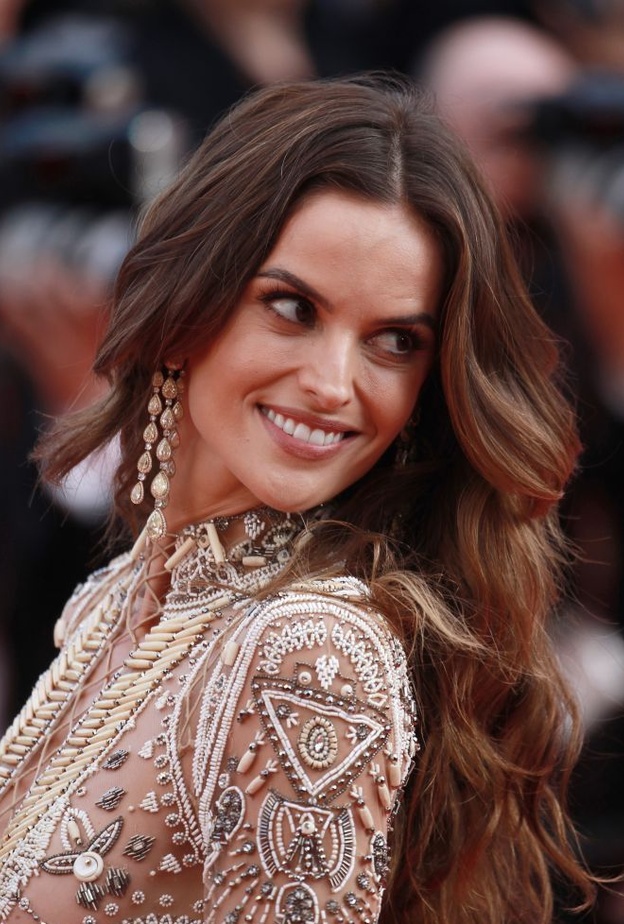 تسريحة الويفي لكارلي كلوس