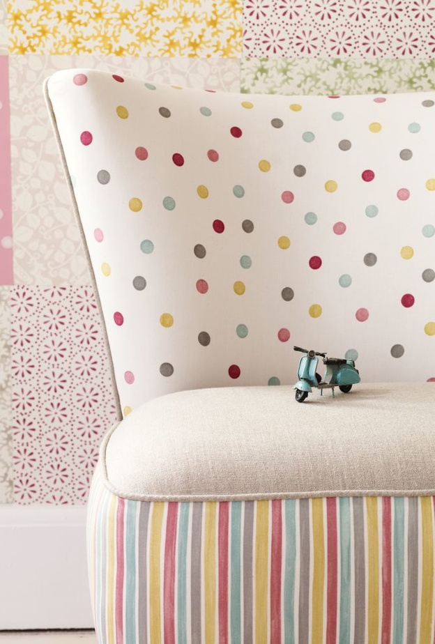 اللون الوردي في ديكور الجدار بنقشة المنقط