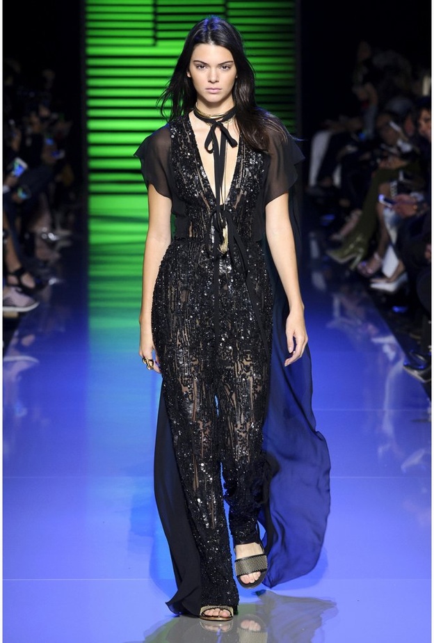 كيندال جينر Kendall Jenner خلال عرض دولتشي اند غابانا Dolce & Gabbana