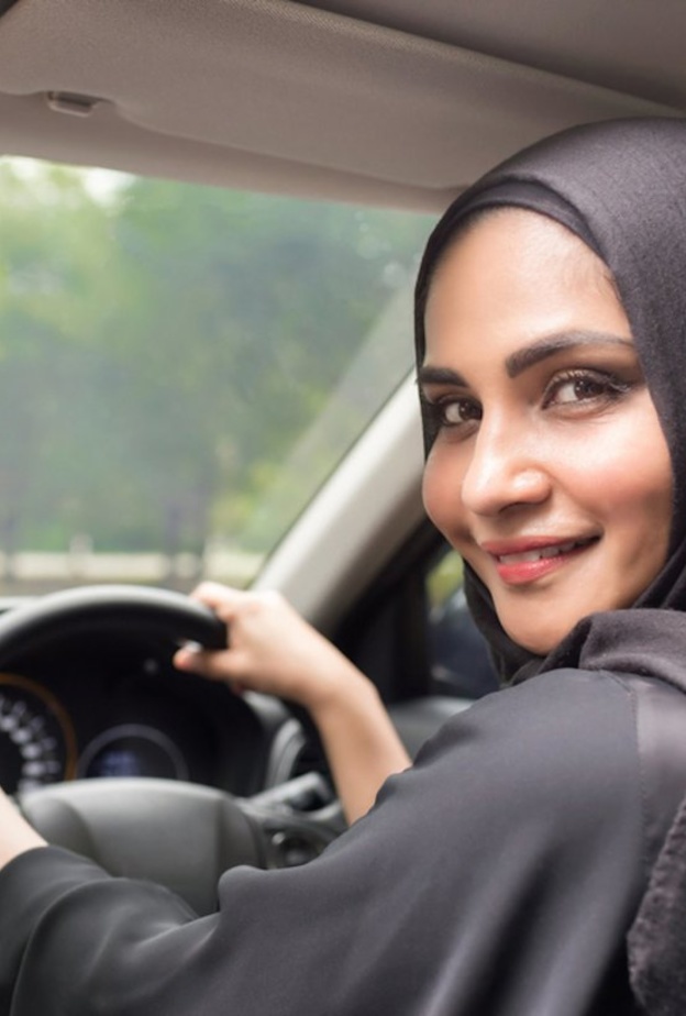 يمكن للمرأة السفر بين مدن المملكة في حال حصولها على الرخصة 