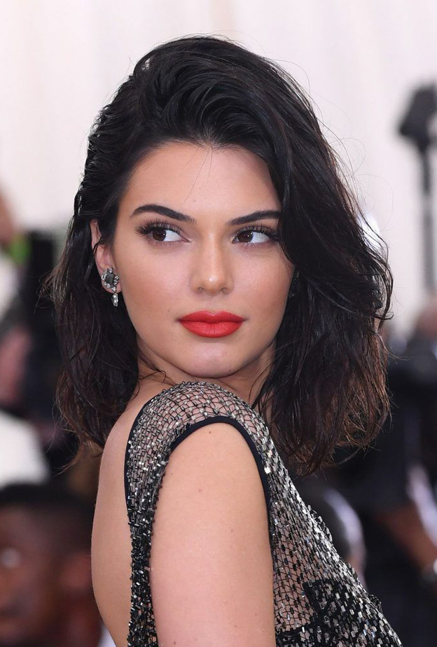 مكياج عيون ذهبي على طريقة كيندال جينيرKendall Jenner