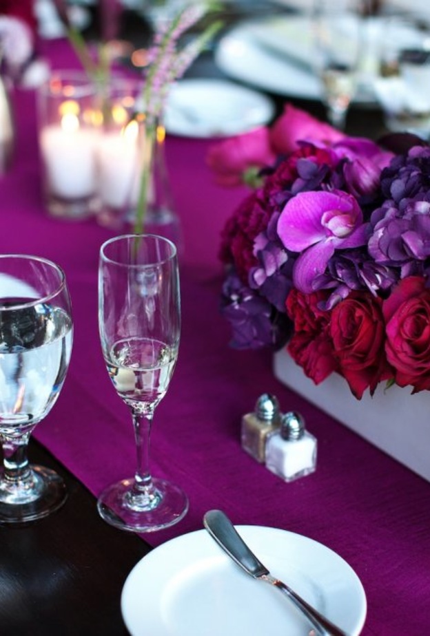 زينة طاولات الزفاف باللون البنفسجي
