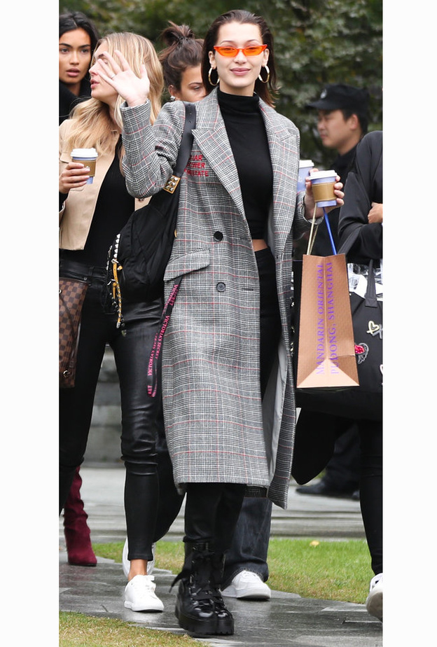 ليلي كولينز Lily Collins ارتدت فستان ميدي مزخرف مع الحبال العصرية من دار Zimmermann