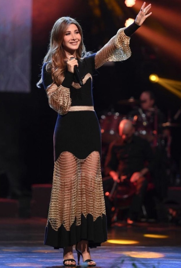 نانسي عجرم تختار الاكمام الواسعة مع اقمشة الشبك الذهبية