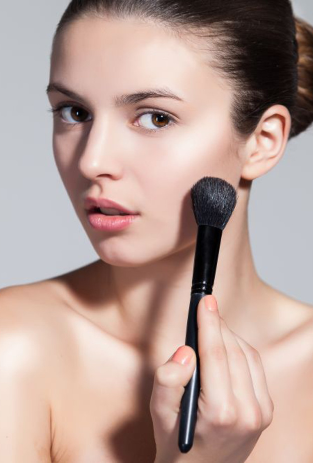 ضعي البلاشر بالطريقة التي تناسب شكل وجهك