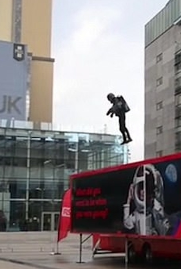 مخترع زي الرجل الحديدي يدخل موسوعة جينيس