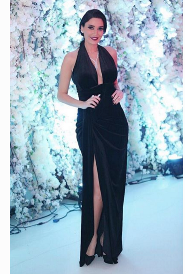 نانسي عجرم في فستان بتصميم مبتكر باللونين الأحمر والأسود من ايلي صعب