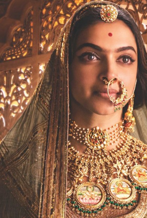 وقفة احتجاجية ترفع اسم فيلم قديم للنجم أميتاب باتشان