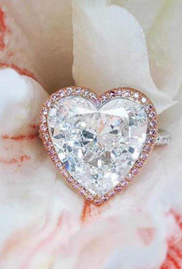 خاتم من حجر الياقوت الوردي