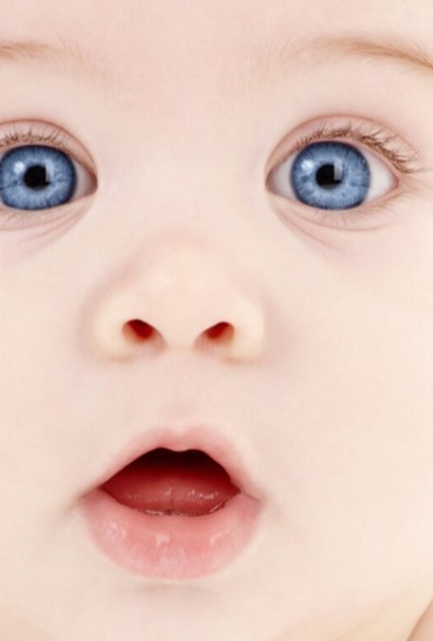 متى يميز الطفل الرضيع بين الألوان 