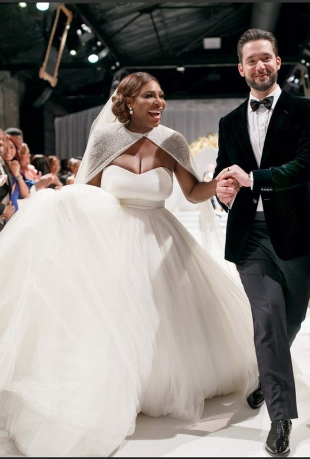 فستان على شكل قلب عند الصدر