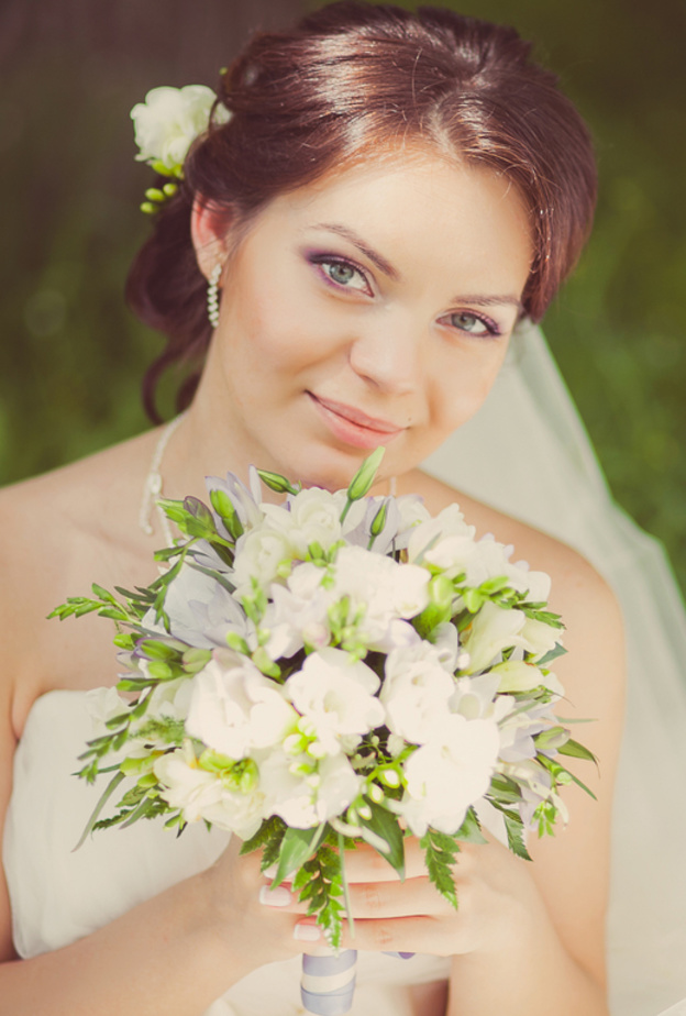 مسكة العروس الفرنسية تزيد من انوثة العروس