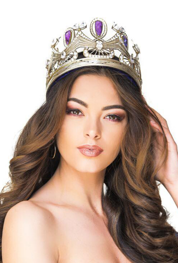 ملكة جمال الكونDemi-Leigh Nel-Peters لا تتخلى عن تسريحات شعر الكعكة العالية