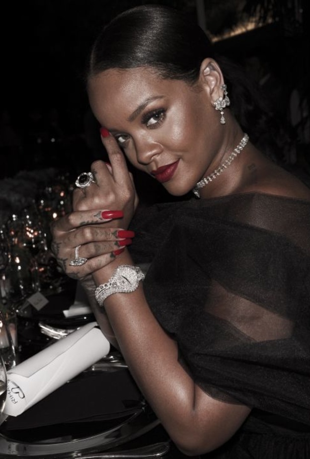 Rihanna تزيّن اطلالاتها المميّزة بإبداعات Chopard