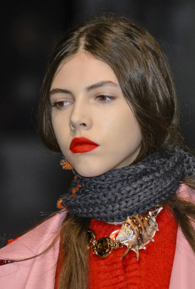 sportmax سبورت ماكس بالوشاح الأبيض والأسود.