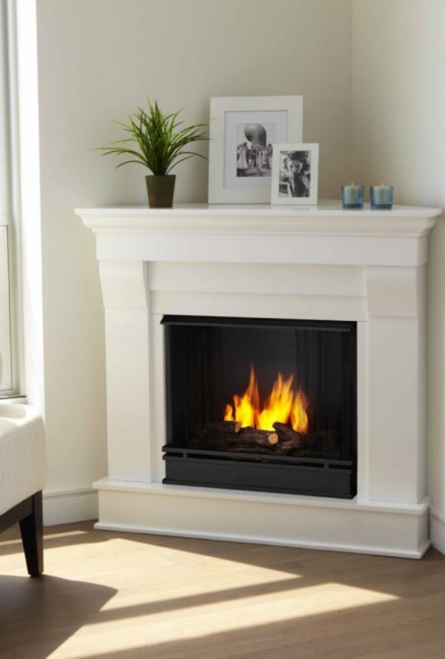 إطارات من الصور لتزيين المدفأة في غرفة جلوس حميمية
