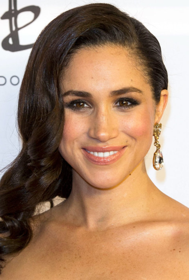 ميجان ماركل تتألق بتسريحات شعر الكعكة المنخفضة.