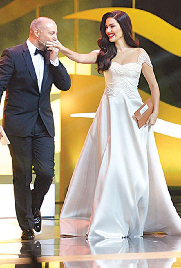 برجوزار كوريل  وزوجها