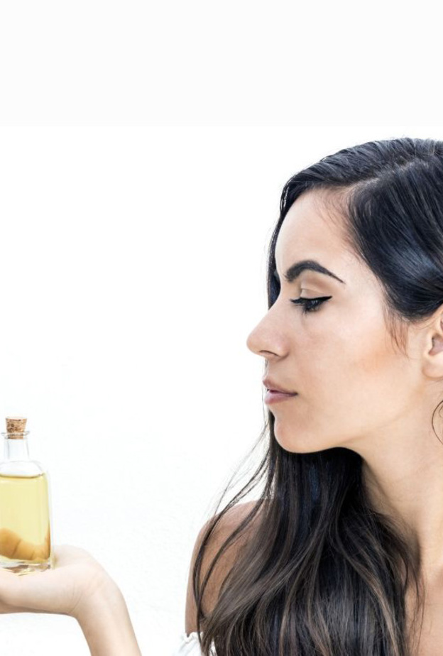 يستعمل السيروم على الشعر عمومة ليعطيه لمعة صحية وطبيعية