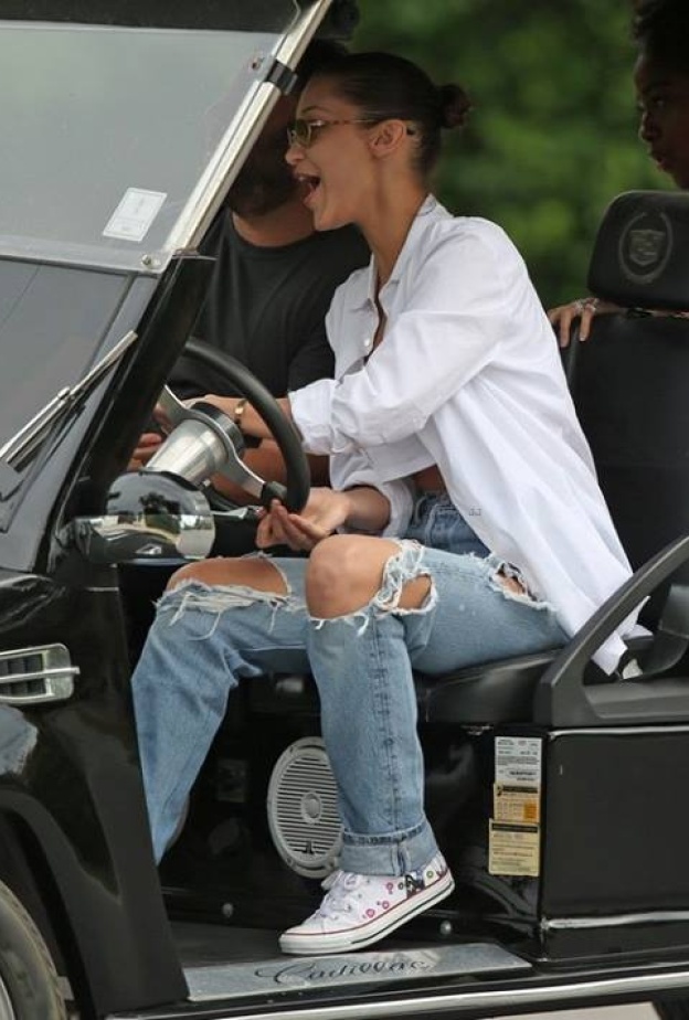 بيلا حديد تقضي أوقاتاً ممتعة برفقة صديقاتها في ميامي