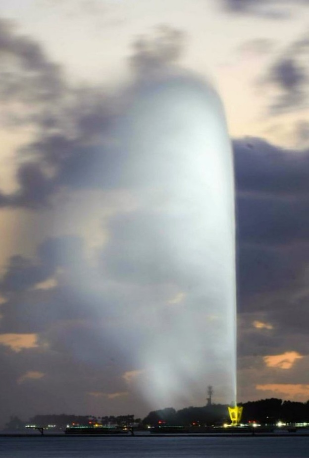 نافورة جدة يمكن مشاهدتها من أي مكان في داخل مدينة جدة ولقد أصبحت منذ افتتاحها تتمتع بشهرة وشعبية كبيرة