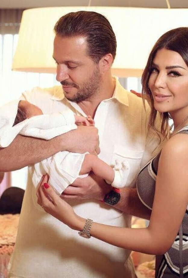 أمل بوشوشة وزوجها وطفلتهما