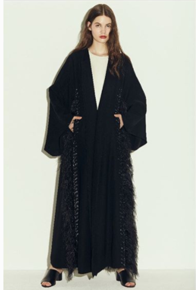 عباية ناعمة وراقية بلون كلاسيكي من موزان