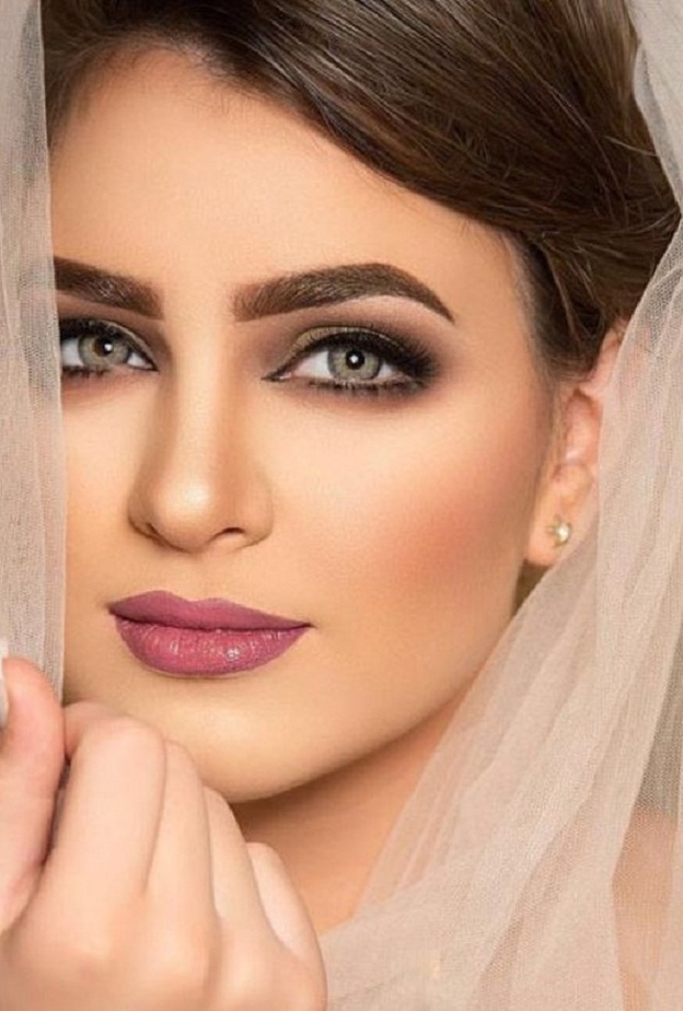 مكياج العيون يبرز جمالها