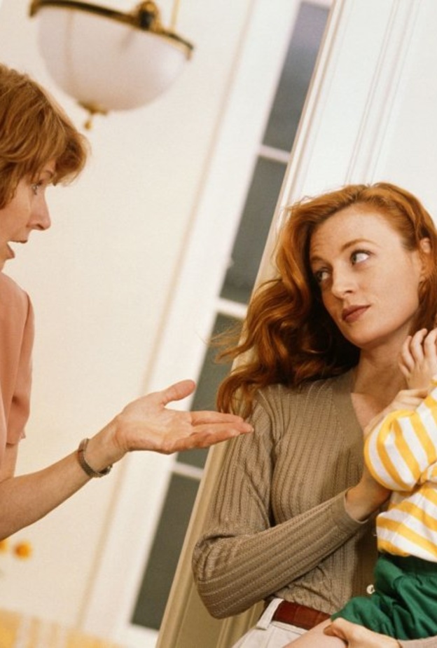 كيفية التعامل مع غيرة أم الزوج.