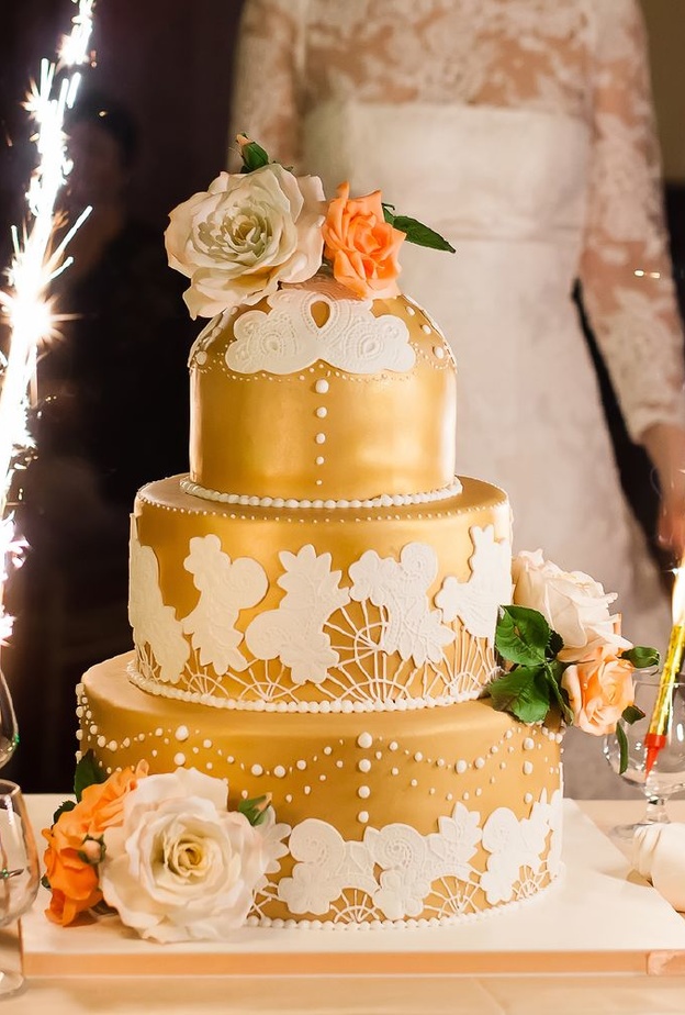 قاعدة الكيك يجب ان تكون كريستال او باللون الذهبي