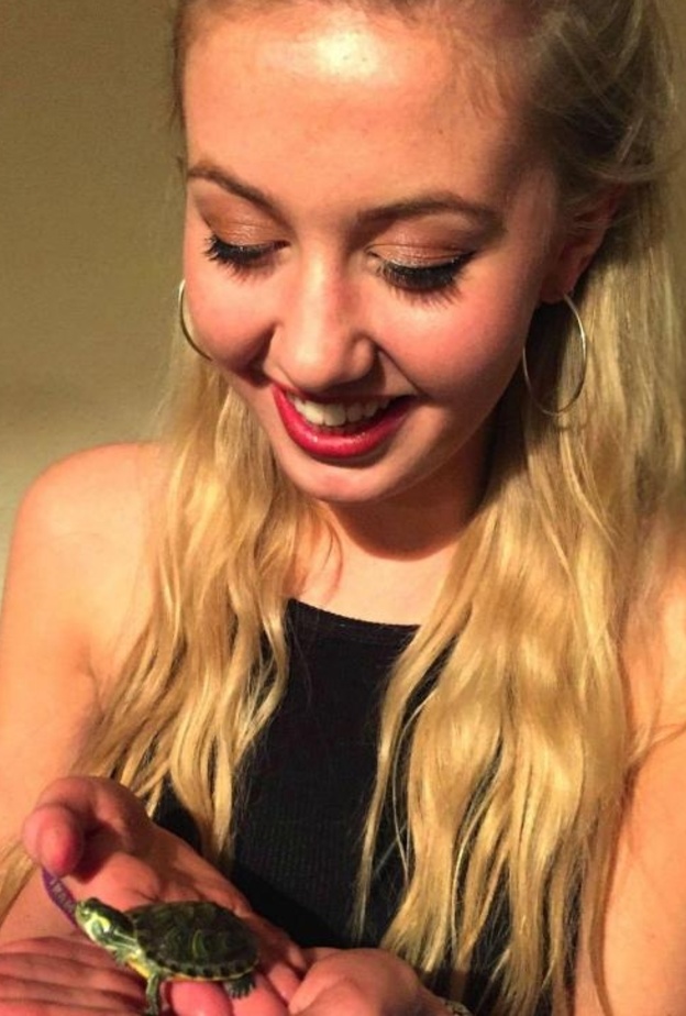 نجاة شابة بأعجوبة من هجوم تمساح