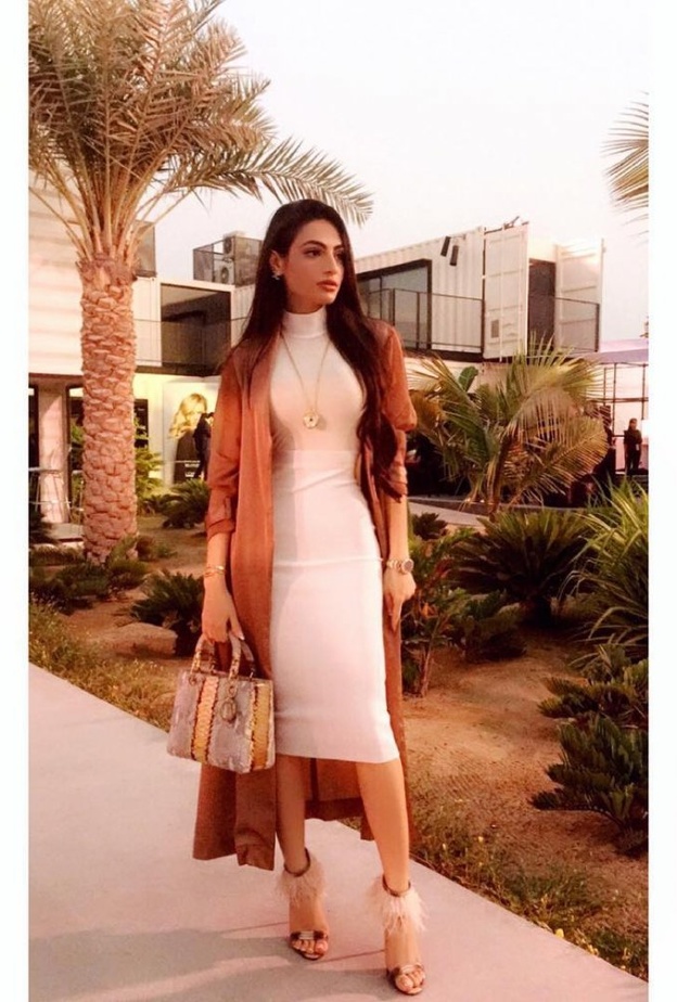 الفاشينيستا مثايل العلي لا تتخلى عن الحجاب الابيض