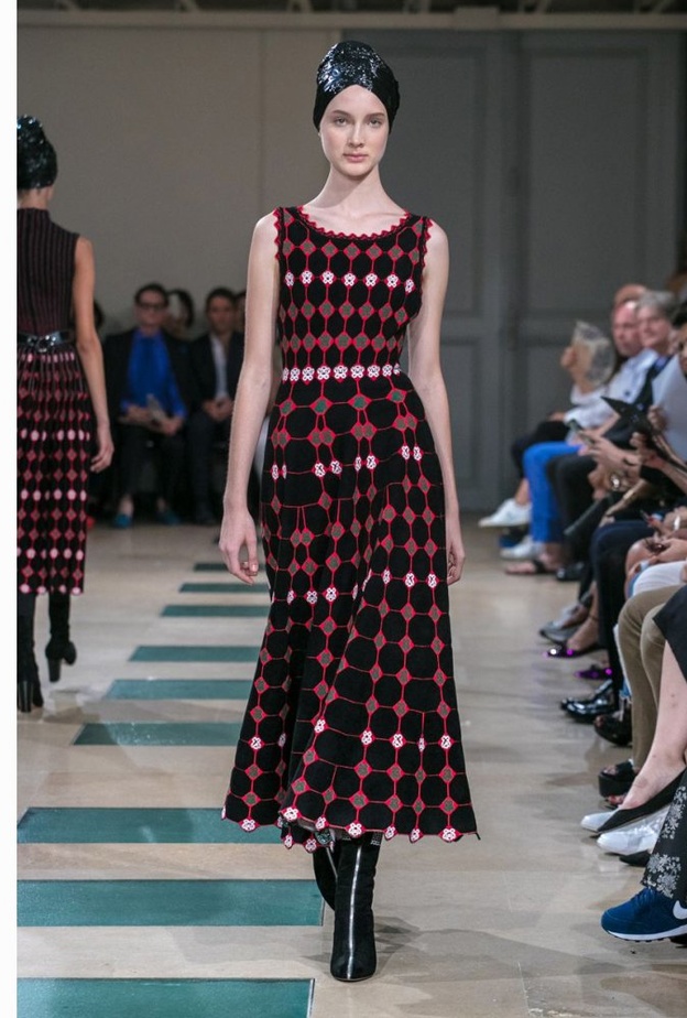 فستان مطبع بالورود من عز الدين عليا