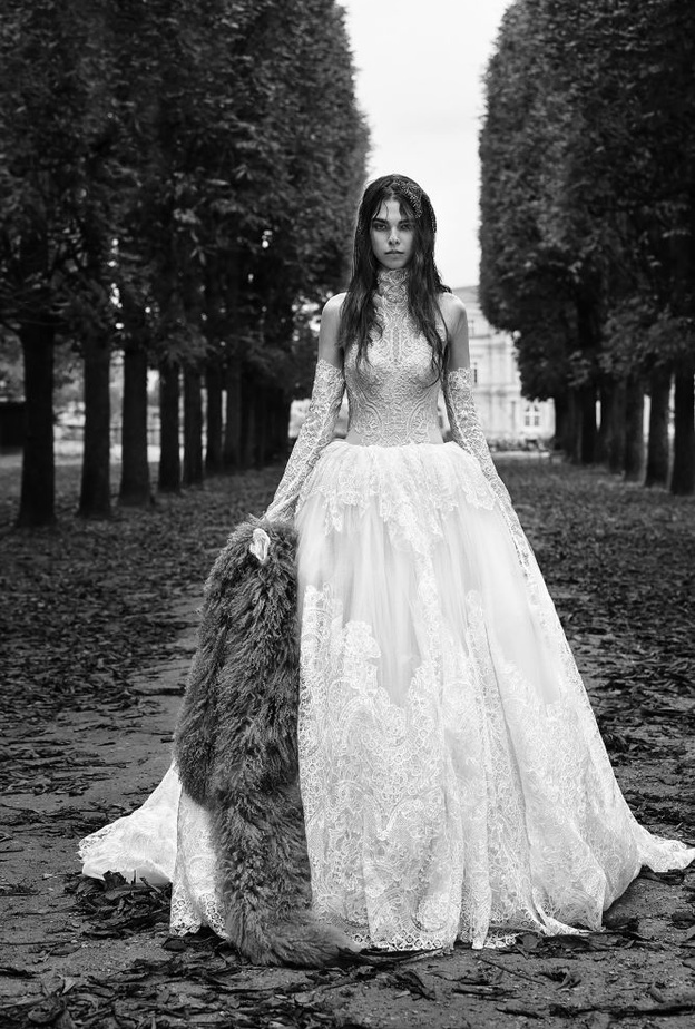 فستان من ايلي صعب