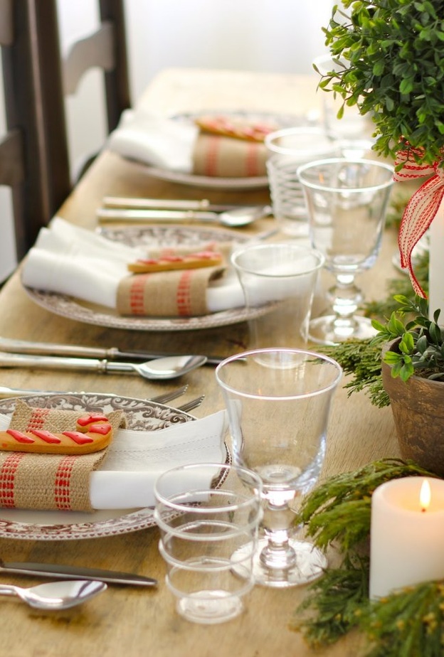 اختيار أغصان النباتات الجافة على مائدة الطعام الخشبية 