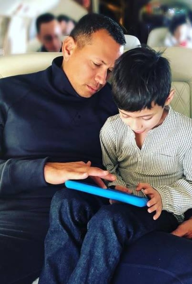 جنيفر لوبيز تنشر صورة لطيفة لصديقها أليكس مع ابنها ماكس