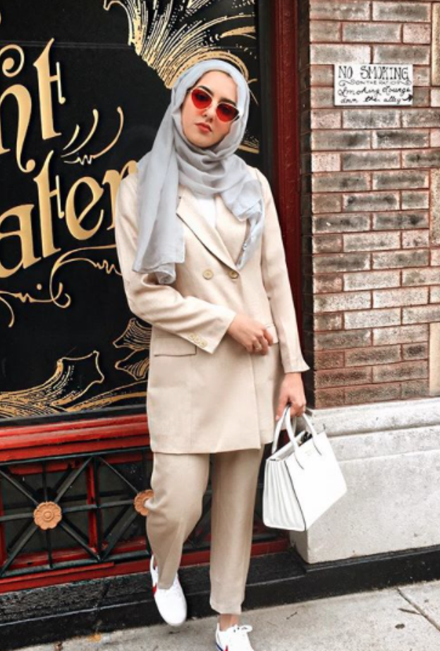 رقي وأناقة باطلالة كاملة بالأسود مع حقيبة خضراء وحذاء ميتاليك