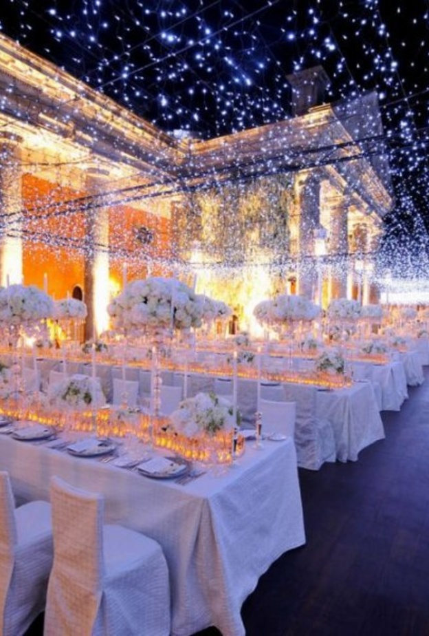 زينة مميزة حول كيك الزفاف