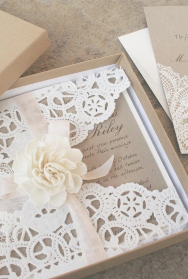 كارت زفاف فاخر مع حبات اللؤلؤ.