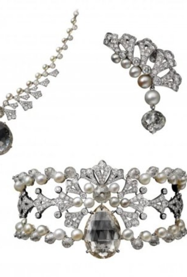 طقم من ديور من البلاتين والالماس.