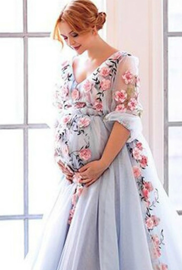 تسريحات الشعر المناسبة مكملة لأناقة فساتين السهرة للحوامل