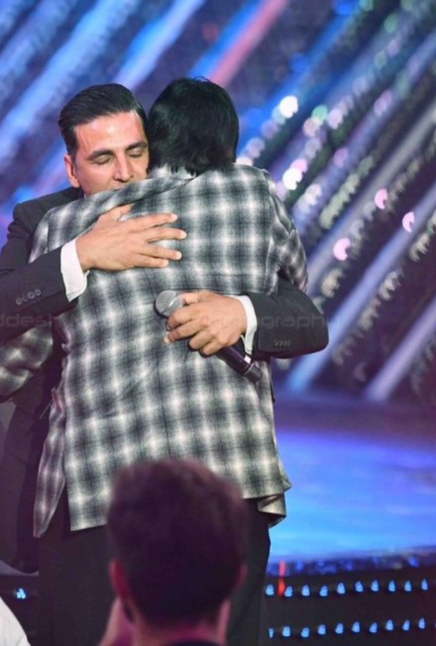 كيف تسبب أكشاي كومار في إحراج أميتاب باتشان؟