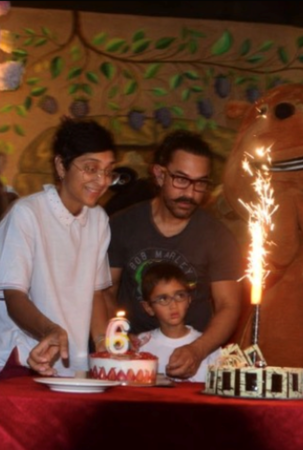 عائلة عامر خان تحتفل بعيد آزاد خان