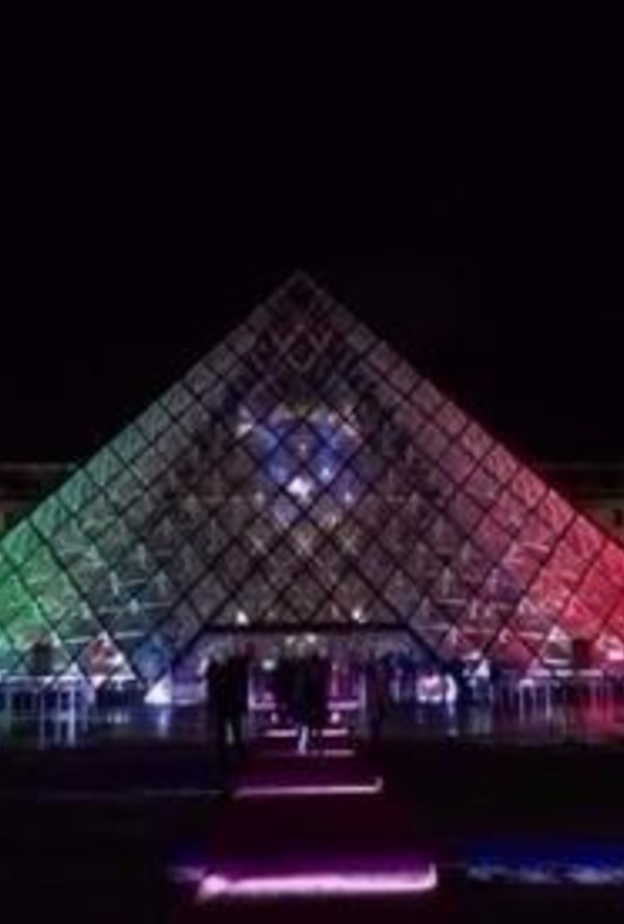 متحف اللوفر باريس يتزين بعلم الإمارات ويحتضن حفلا إماراتيا