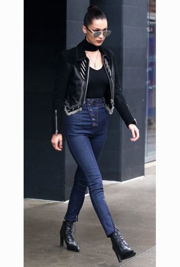 جريئة باعتمادها الجينز الملفت والمواكب للموضة مع الحذاء الأبيض الرائج.