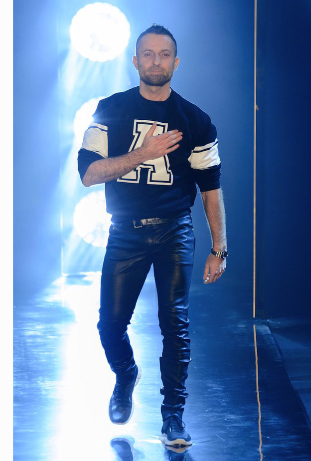 كارا ديليفينغ في لوك عصري مميزة من الكسندر فوتيه.