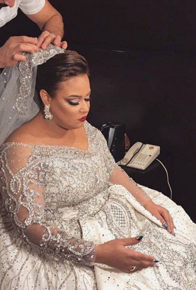 عريس كارين غراوي زين الارض بالورود على شكل قلب