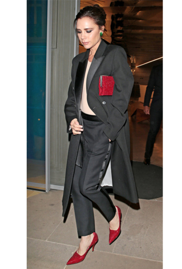 معطف طويل ومستقيم ارتدته Alexa Chung في ساعات النهار